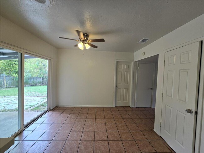 Building Photo - 1109 Village Green Dr