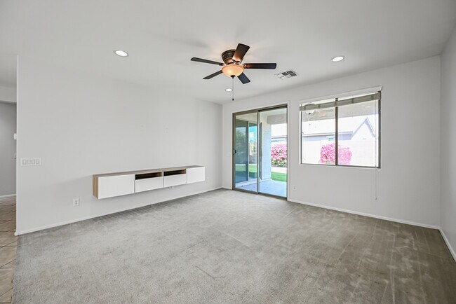 Building Photo - 3 bedroom 2 bath Home