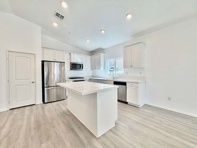 Building Photo - Cul-de-Sac Living in Sagewood | 4 Bed Home with INCLUDED Solar & RV Parking