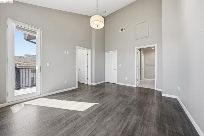 Building Photo - 817 Estancia Ter