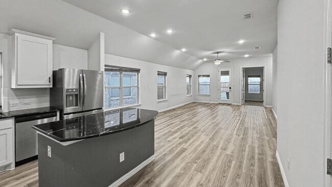 Building Photo - 16617 Hidden Cove Dr