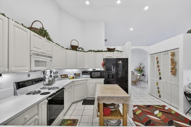 Building Photo - 1940 S Club Dr