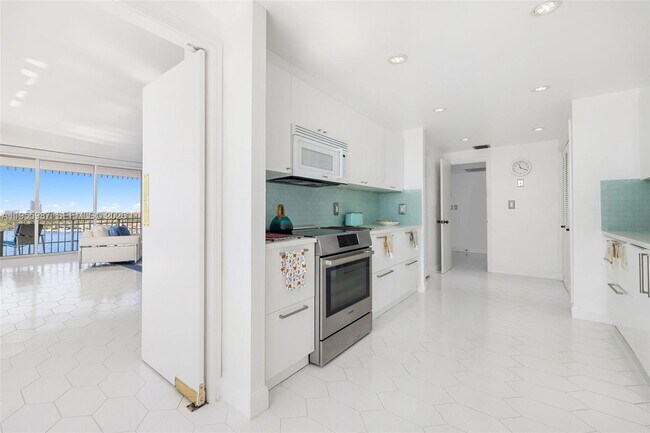 Building Photo - 1 Grove Isle Dr