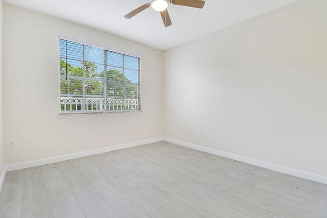 Building Photo - 6305 Myrtlewood Cir W