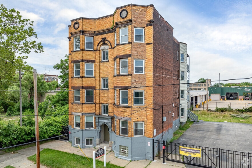 Primary Photo - Royal Midtown
