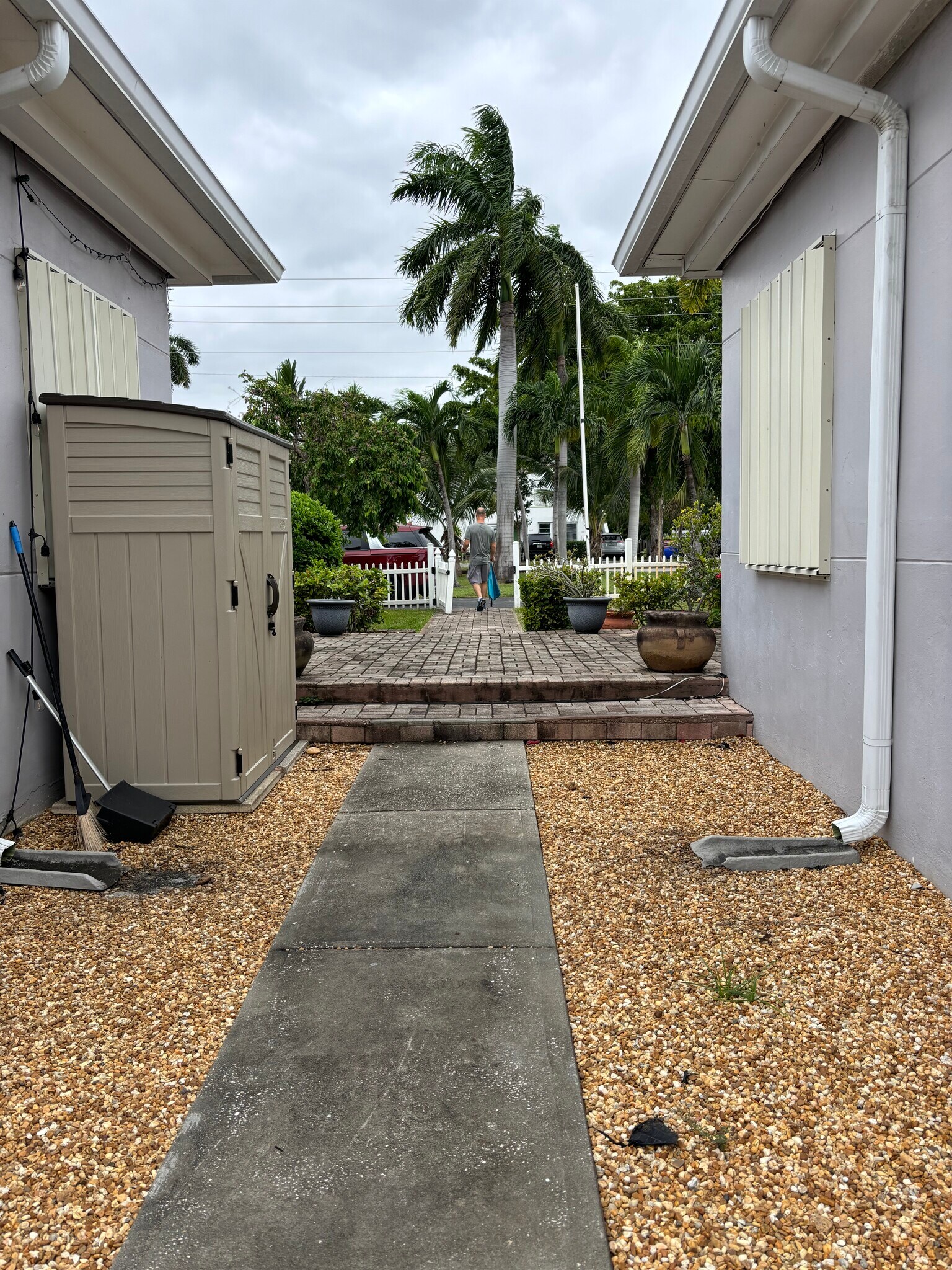walkway to the back yard - 1017 N 16th Ct