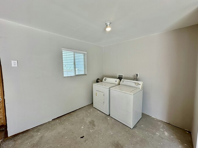 Building Photo - 1591 1/2 West 35th Place