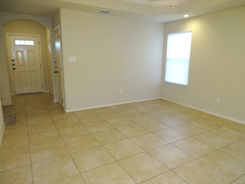 Building Photo - 7054 Lakeview Dr