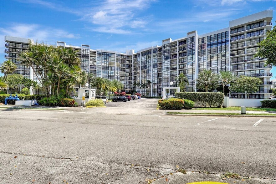 Building Photo - 1000 Parkview Dr