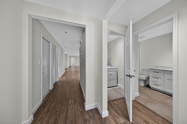 Building Photo - 410 NE 34th St