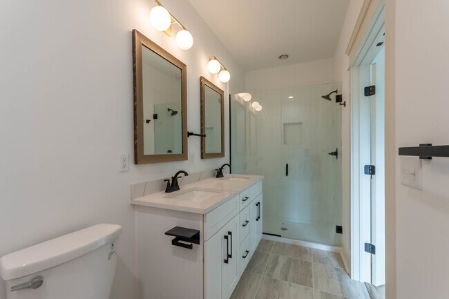 Building Photo - 2 Bed 2.5 Bath End Unit Townhome!