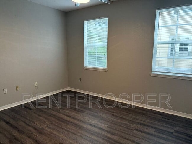 Building Photo - 3384 Corona Village Way