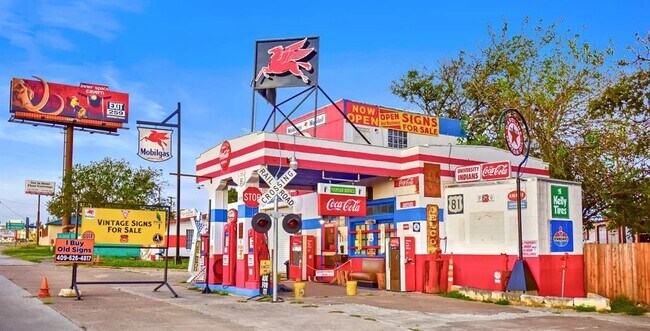 Building Photo - 212 The Good Wy