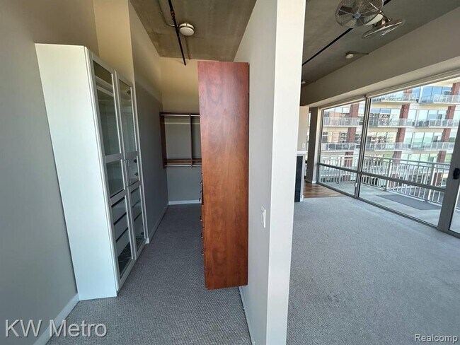 Building Photo - 350 N Main St