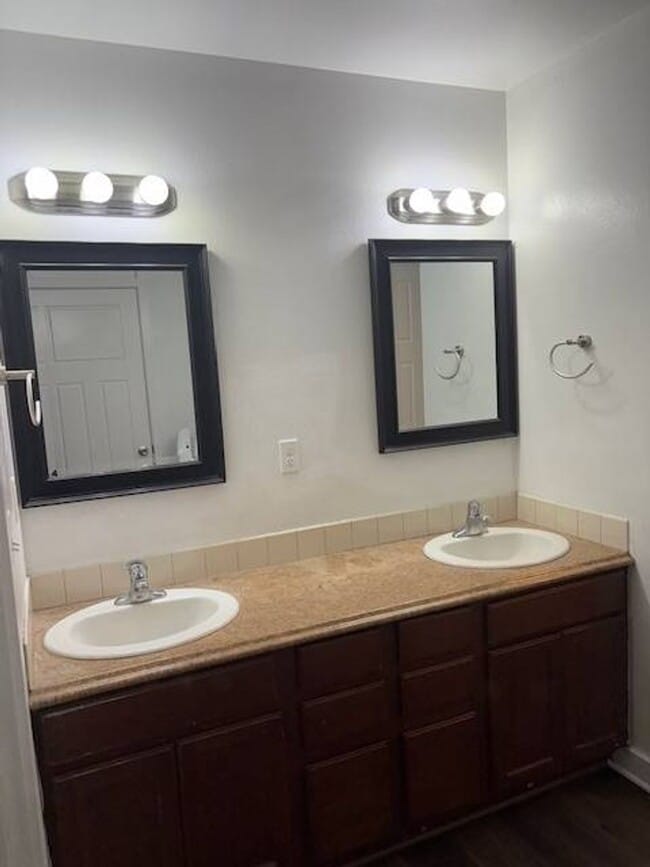 Building Photo - 608 Mark St