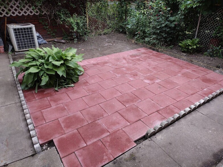 Low-maintenance backyard for BBQs and parties. - 339 Semple St