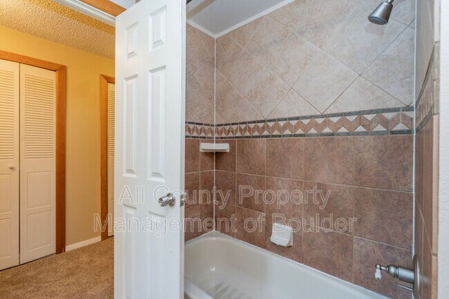 Building Photo - 819 Elliott St