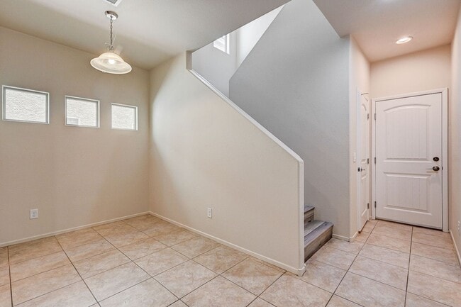 Building Photo - Adorable three bedroom in incredible SW location! Solar panels!