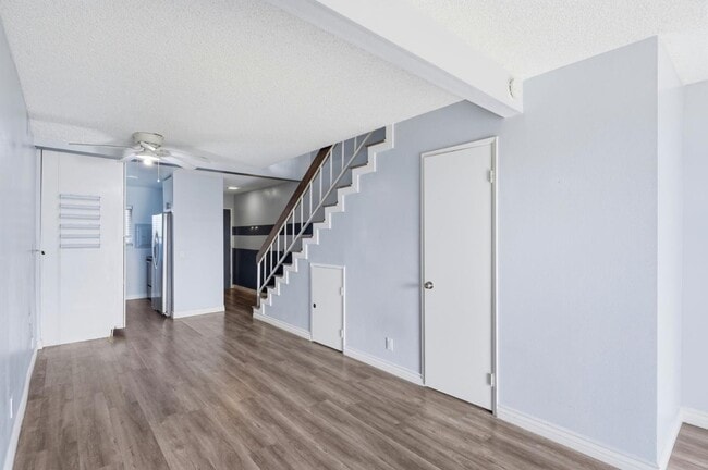 Building Photo - 267 S Ventura Rd