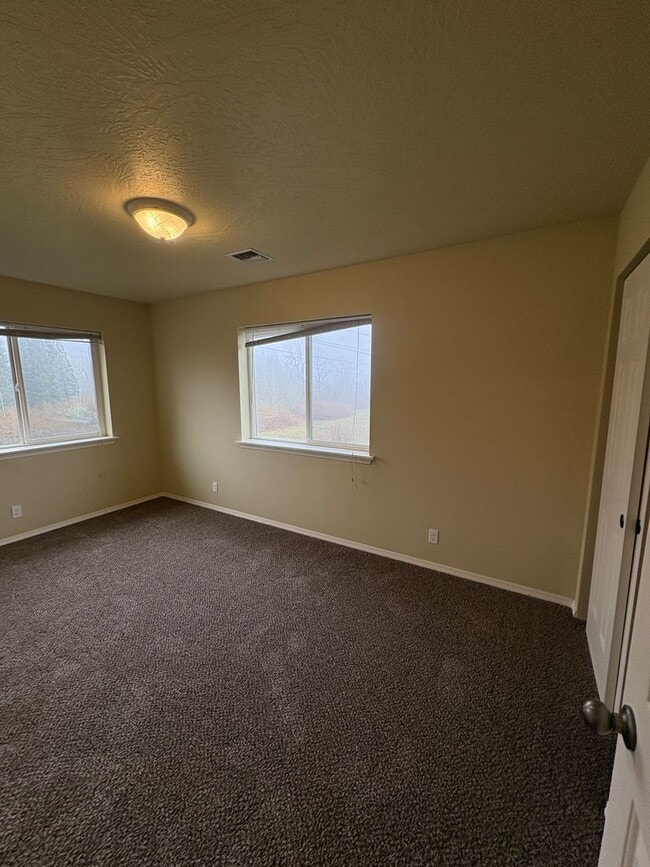 Building Photo - 3 Bedroom Duplex on Bailey Hill Rd