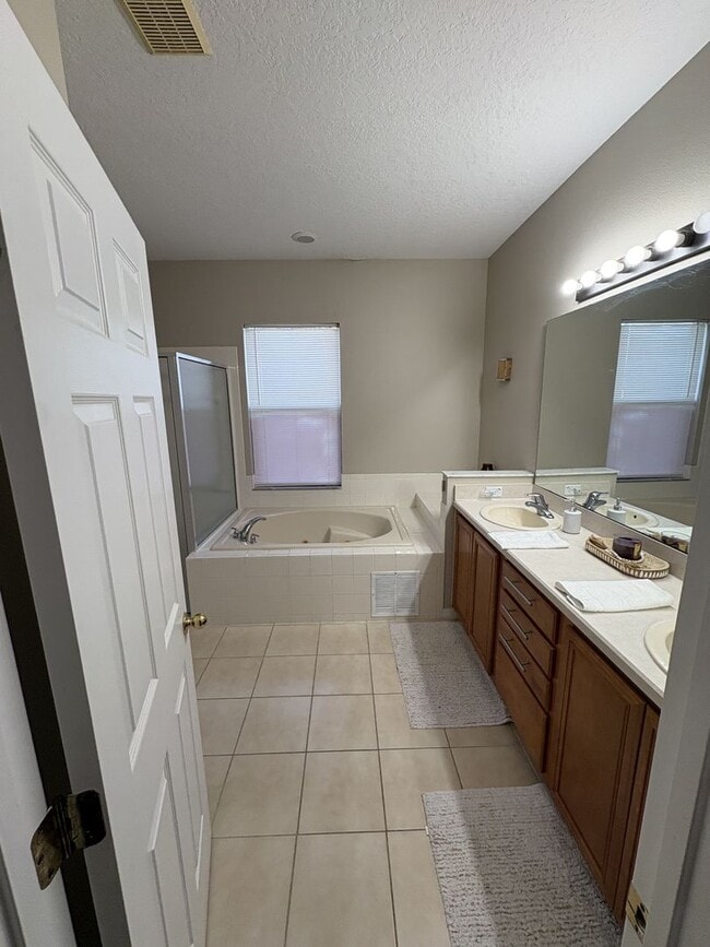 Building Photo - Florida Living Starts Here — Gated, Single-Story, Move-In Ready May 1!