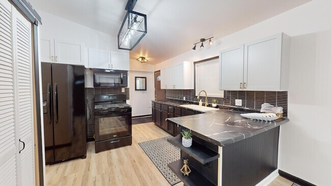 Building Photo - 737 E 47th Ave