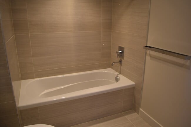 Building Photo - Spacious Luxury One Bedroom - Insignia