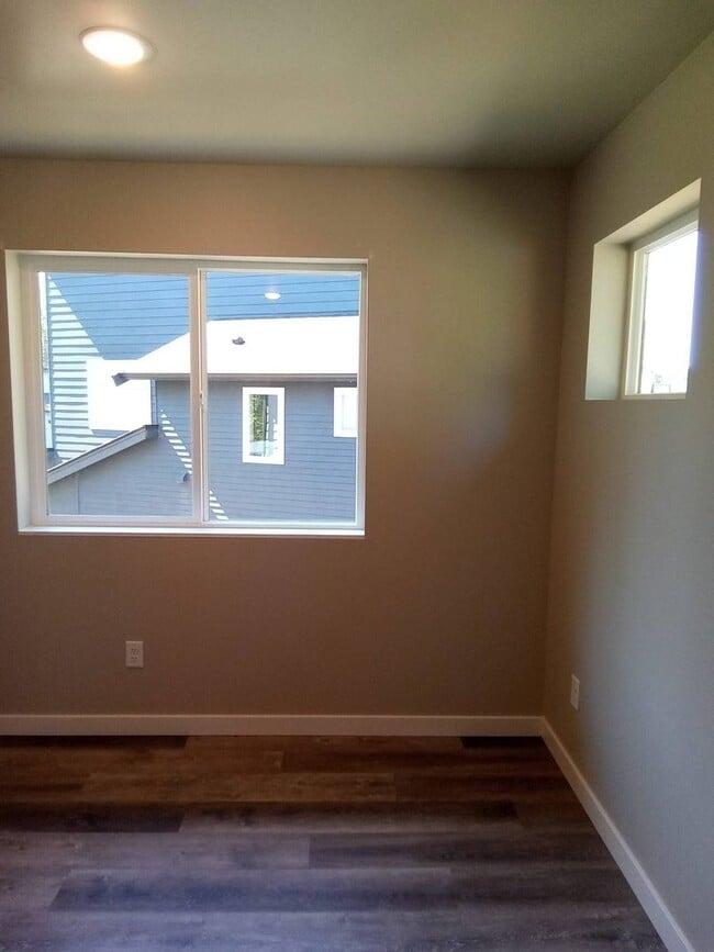 Building Photo - 3 Bedroom, 2.5 Bath in Blaine in Newer Nei...
