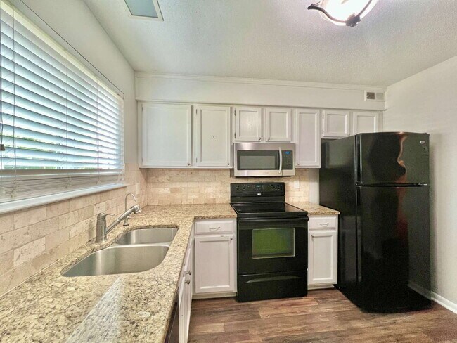 Building Photo - CONDO MINUTES FROM SouthParK!