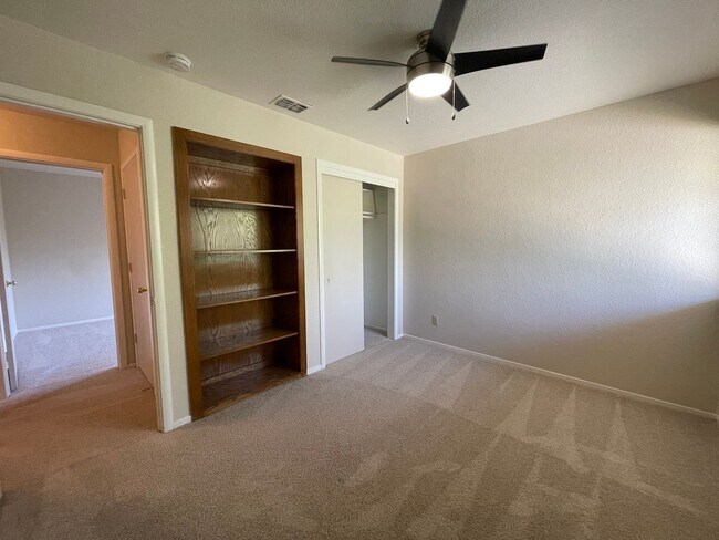 Building Photo - Spacious & Bright 3-Bedroom, 2 and 1/2 Bat...