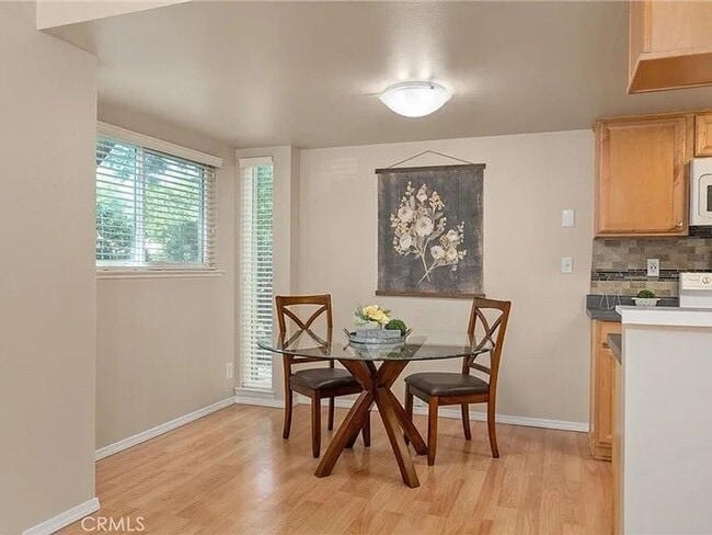 Building Photo - Freshly remodeled 1 bedroom apartment close to downtown