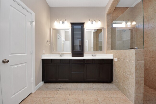 Building Photo - 8114 Silverspot Ln