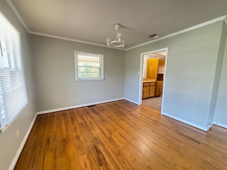 Building Photo - 2107 Hillcrest Dr