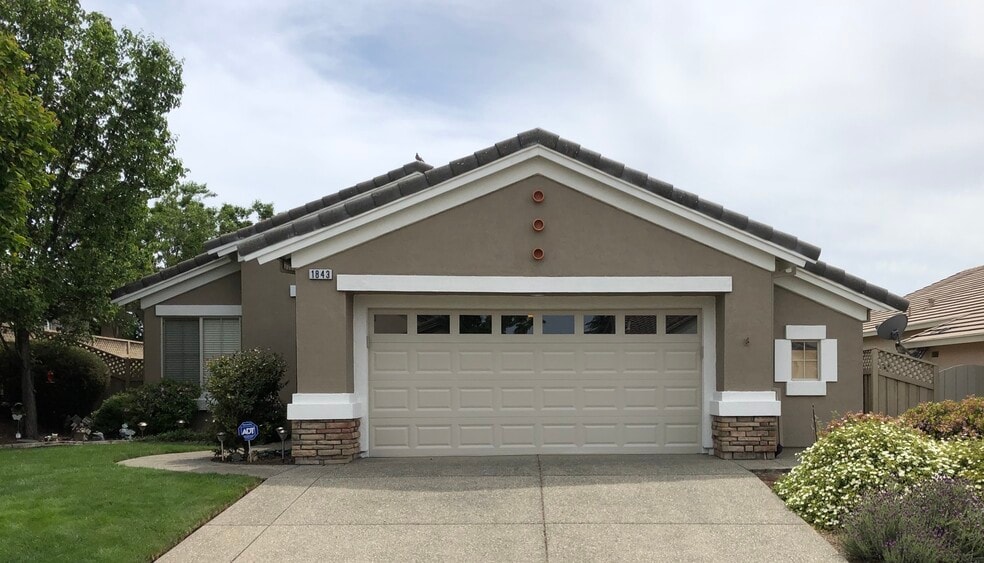 Front View - 1843 Leander Ln
