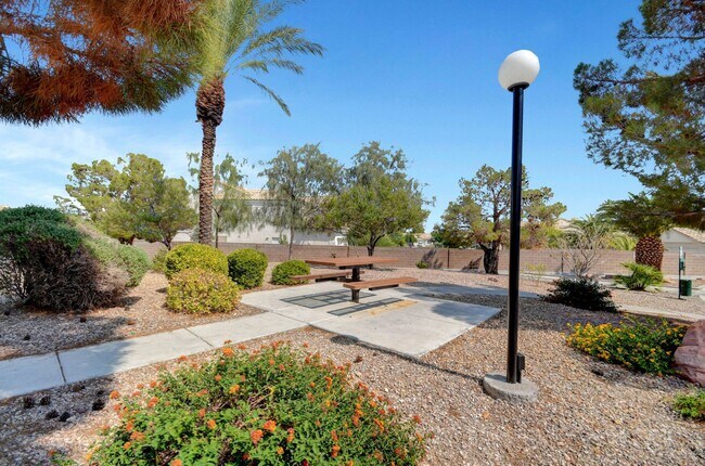 Building Photo - 2 Bedroom Condo w/ Patio & 1 Car Attached ...