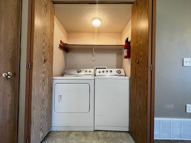 Building Photo - $1,250 | 2 Bedroom, 1 Bathroom Condo | Pet...