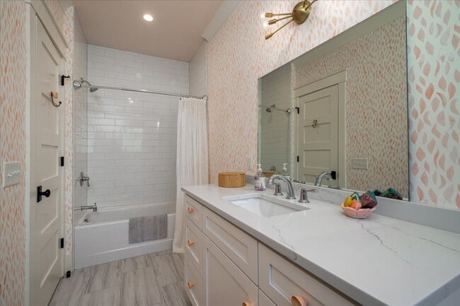 Building Photo - Fully Furnished Home In The Groves