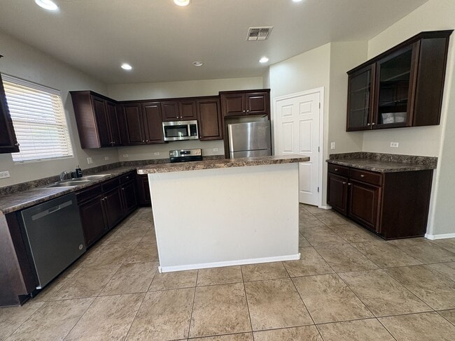 Building Photo - 2,500 sq ft 4 bedroom + Den home in Rancho Sahuarita