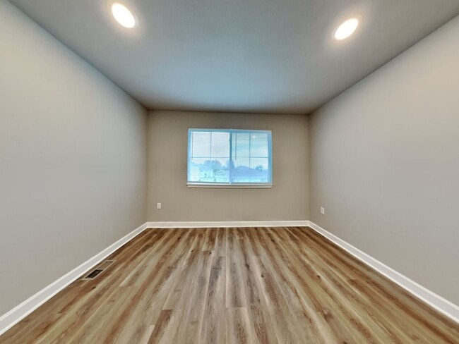 Building Photo - Spacious 3-Bedroom Home with Hardwood Floors & Patio in Blue Springs, MO