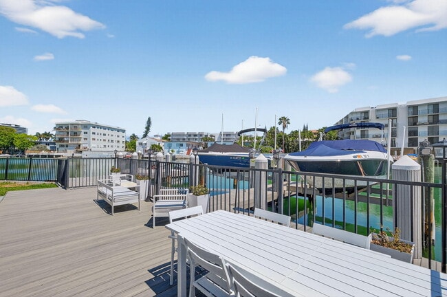 Building Photo - 8125 Crespi Blvd