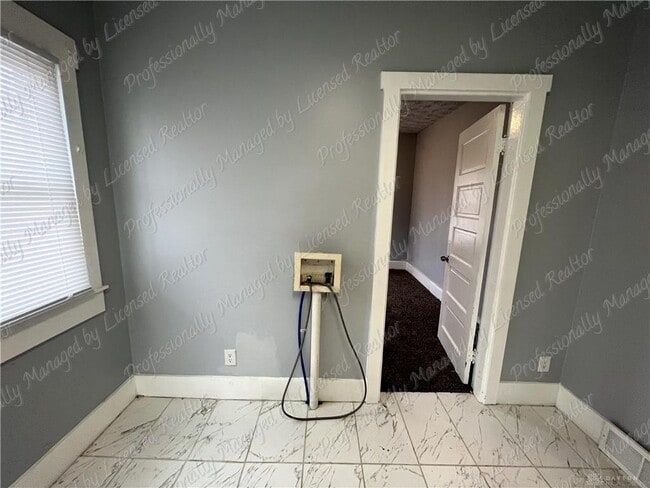 Building Photo - 44 Bluecrest Ave