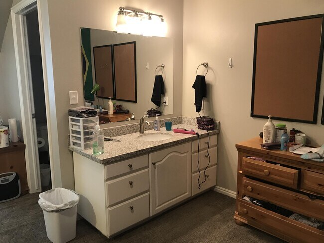 Building Photo - 986 900 E