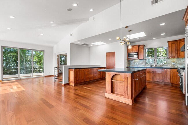Building Photo - 1542 Manhattan Beach Blvd