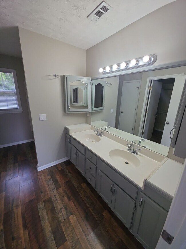 Building Photo - Spacious 4-Bedroom Home in Baxter with Large Yard, Hardwood Floors & Outdoor Shed