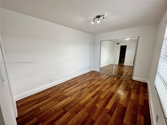 Building Photo - 1361 NE 40th Pl