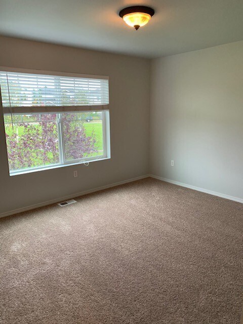 Building Photo - 3 Bedroom + Den and Loaded with Upgrades