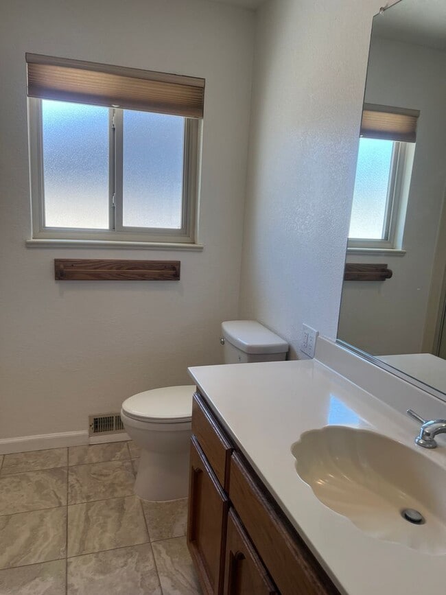 Building Photo - 142 Hillview Dr