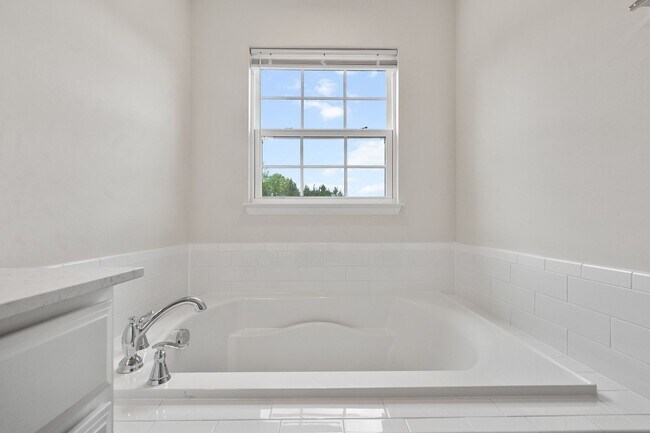 Building Photo - **End Unit 3/3 Townhome in Great Location**