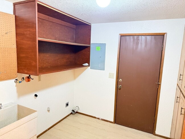 Building Photo - Well-kept house in desirable Thurston neighborhood!