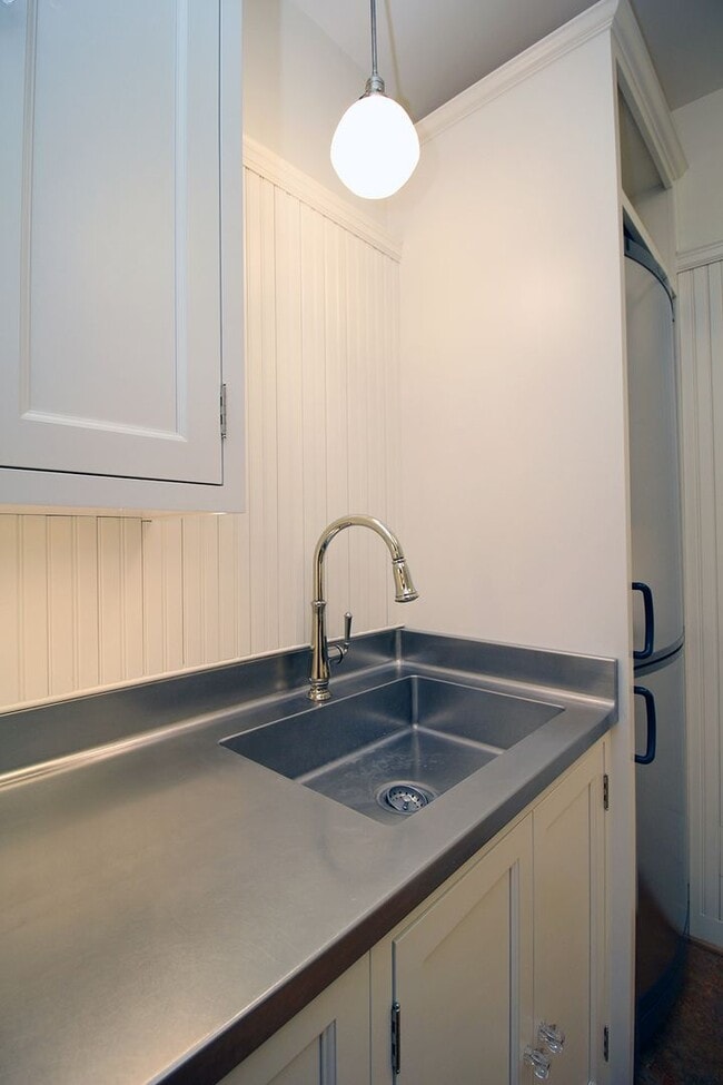 Building Photo - 1209 SW 6th Ave